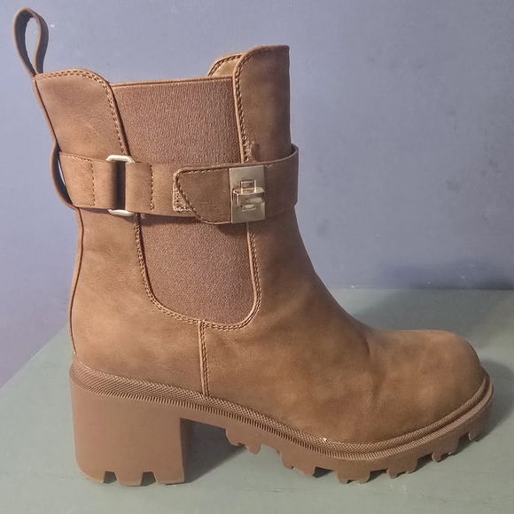 Dream Pairs Tan Lug Sole Chelsea Ankle Boots with Buckle - Picture 2 of 5